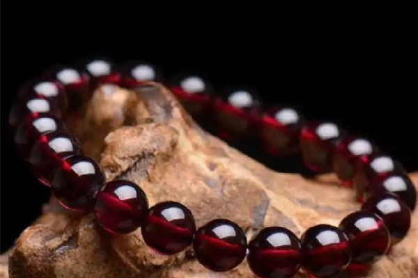 石榴石的功效和作用 石榴石可以辟邪嗎 石榴石的功效和作用 石榴石可以辟邪嗎