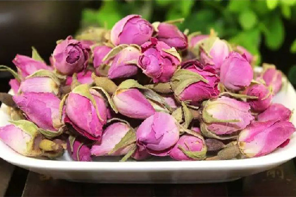 玫瑰花茶的正確沖泡方法 玫瑰花茶用開水泡還是溫水泡 玫瑰花茶的正確沖泡方法 玫瑰花茶用開水泡還是溫水泡