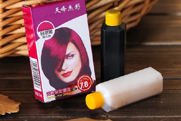 染發(fā)膏染在皮膚上如何祛除 染發(fā)膏弄到頭皮上會(huì)怎么辦 染發(fā)膏染在皮膚上如何祛除 染發(fā)膏弄到頭皮上會(huì)怎么辦