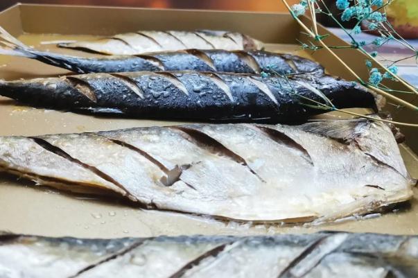 秋刀魚有沒(méi)有刺 秋刀魚有藍(lán)色的斑點(diǎn)