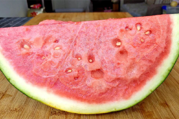 西瓜買(mǎi)回來(lái)沒(méi)切可以放多久 西瓜可以凍著吃嗎