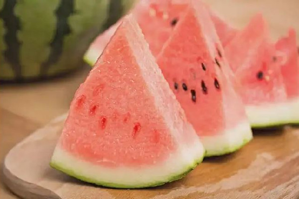 西瓜什么時(shí)候吃適合 西瓜吃完嘴巴發(fā)酸怎么回事