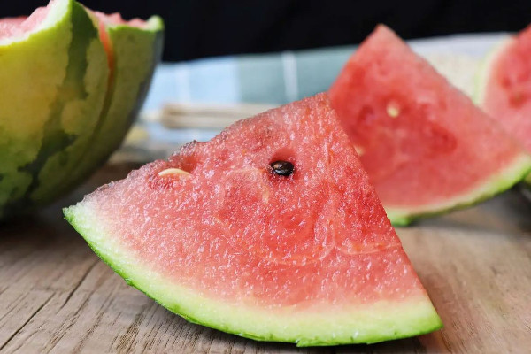 西瓜什么時(shí)候吃適合 西瓜吃完嘴巴發(fā)酸怎么回事