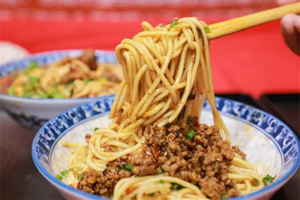 炸醬面的熱量是多少大卡 炸醬面適合減肥吃嗎 炸醬面的熱量是多少大卡 炸醬面適合減肥吃嗎