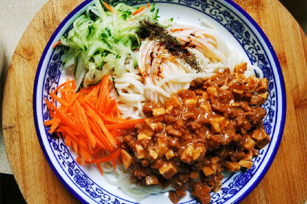 炸醬面需要什么材料 炸醬面的做法最正宗的做法 炸醬面需要什么材料 炸醬面的做法最正宗的做法