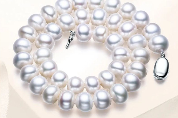 珍珠項鏈適合哪個年齡的女性 珍珠項鏈什么時候戴最合適 珍珠項鏈適合哪個年齡的女性 珍珠項鏈什么時候戴最合適