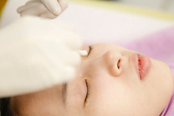 刷酸會(huì)出現(xiàn)什么反應(yīng) 刷酸會(huì)出現(xiàn)紅血絲嗎 刷酸會(huì)出現(xiàn)什么反應(yīng) 刷酸會(huì)出現(xiàn)紅血絲嗎