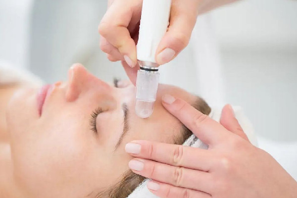 刷酸會(huì)出現(xiàn)什么反應(yīng) 刷酸會(huì)出現(xiàn)紅血絲嗎 刷酸會(huì)出現(xiàn)什么反應(yīng) 刷酸會(huì)出現(xiàn)紅血絲嗎