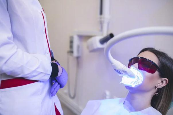 冷光美白牙齒要多少錢(qián)一次 冷光美白牙齒對(duì)牙齒有什么傷害 冷光美白牙齒要多少錢(qián)一次 冷光美白牙齒對(duì)牙齒有什么傷害