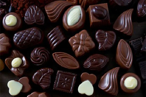 巧克力放久了還能吃嗎 巧克力上面有一層白霜可以吃嗎 巧克力放久了還能吃嗎 巧克力上面有一層白霜可以吃嗎