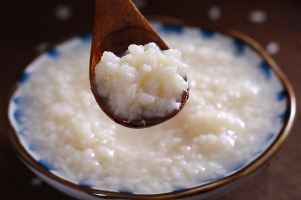 米酒是用什么米做的 米酒是什么味道 米酒是用什么米做的 米酒是什么味道