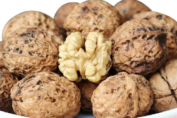 紙皮核桃吃生的好還是熟的好 紙皮核桃吃起來(lái)有點(diǎn)苦是怎么回事