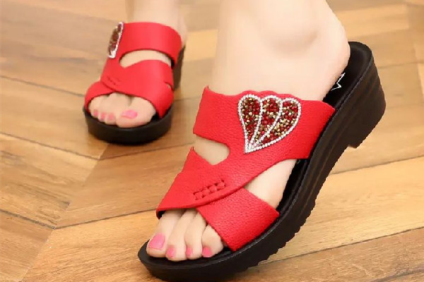 涼鞋磨腳趾頭有什么方法 涼鞋磨腳后跟小妙招 涼鞋磨腳趾頭有什么方法 涼鞋磨腳后跟小妙招