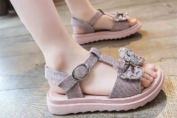 涼鞋磨腳趾頭有什么方法 涼鞋磨腳后跟小妙招 涼鞋磨腳趾頭有什么方法 涼鞋磨腳后跟小妙招