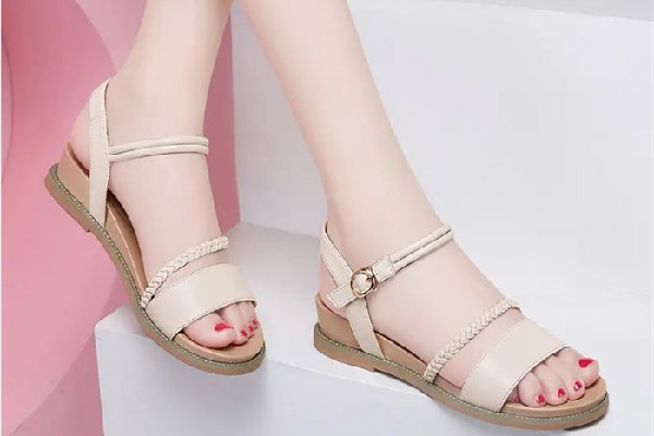 涼鞋穿襪子會(huì)不會(huì)很怪異 涼鞋穿襪子怎么搭配好看 涼鞋穿襪子會(huì)不會(huì)很怪異 涼鞋穿襪子怎么搭配好看