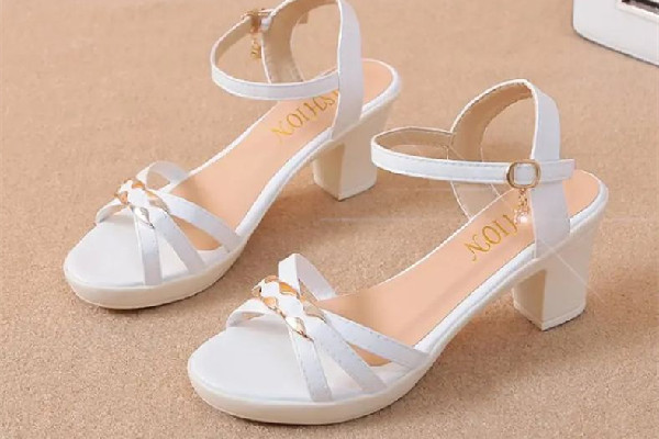 涼鞋穿襪子會(huì)不會(huì)很怪異 涼鞋穿襪子怎么搭配好看 涼鞋穿襪子會(huì)不會(huì)很怪異 涼鞋穿襪子怎么搭配好看