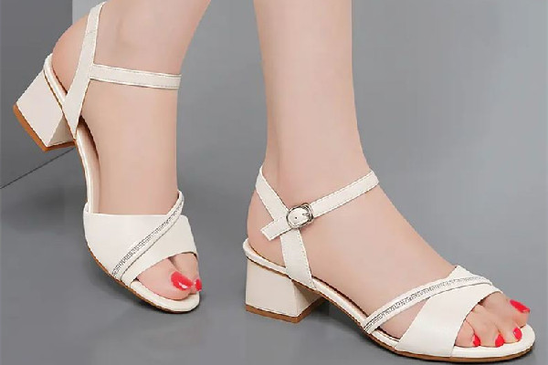 涼鞋買大點(diǎn)好還是小點(diǎn)好 涼鞋買大了一碼該怎么補(bǔ)救