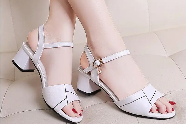 涼鞋穿襪子會(huì)不會(huì)很怪異 涼鞋穿襪子怎么搭配好看 涼鞋穿襪子會(huì)不會(huì)很怪異 涼鞋穿襪子怎么搭配好看