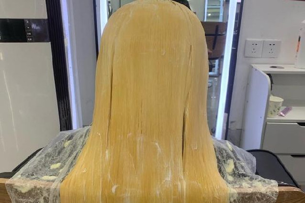 漂發(fā)會導(dǎo)致大量脫發(fā)嗎 什么樣的頭發(fā)適合漂 漂發(fā)會導(dǎo)致大量脫發(fā)嗎 什么樣的頭發(fā)適合漂