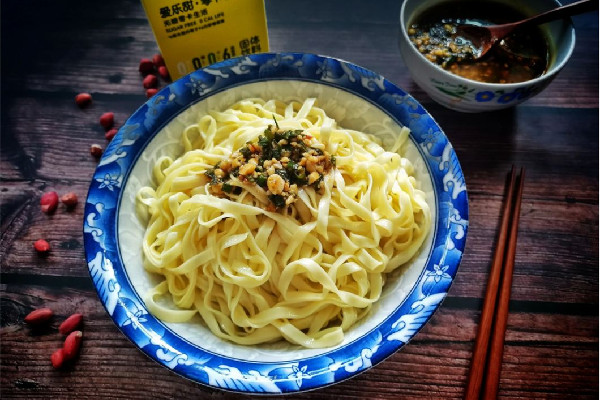 涼面用的面是什么面 涼面要過涼水嗎 涼面用的面是什么面 涼面要過涼水嗎