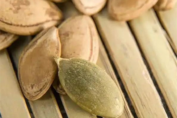 南瓜子可以連殼吃嗎 南瓜子要不要?jiǎng)儦? alt=