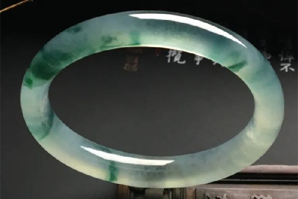 貴妃鐲和圓鐲的區(qū)別 貴妃鐲和圓鐲哪個值錢 貴妃鐲和圓鐲的區(qū)別 貴妃鐲和圓鐲哪個值錢