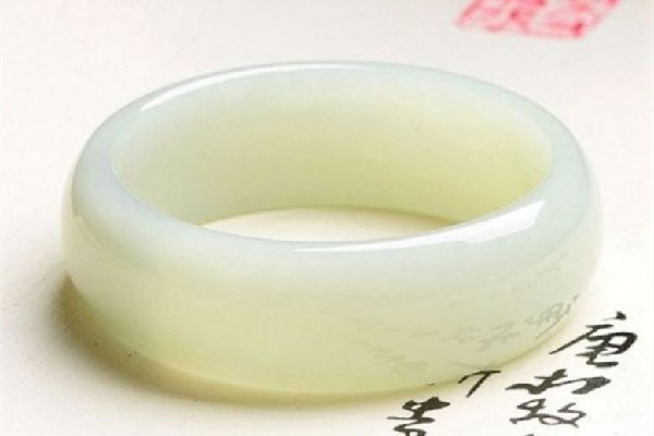 玉手鐲有瑕疵的好還是不好 玉手鐲有點(diǎn)磨損怎么處理 玉手鐲有瑕疵的好還是不好 玉手鐲有點(diǎn)磨損怎么處理