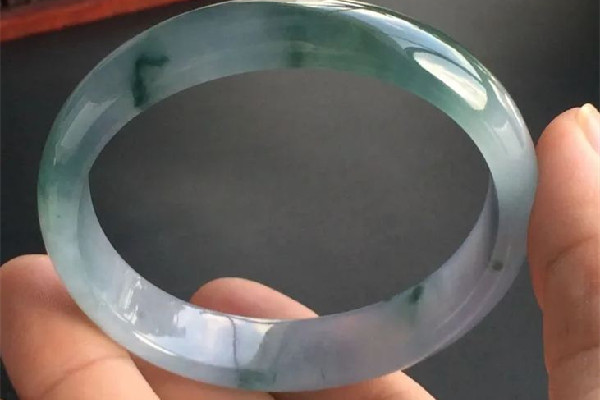 貴妃鐲和圓鐲的區(qū)別 貴妃鐲和圓鐲哪個值錢 貴妃鐲和圓鐲的區(qū)別 貴妃鐲和圓鐲哪個值錢