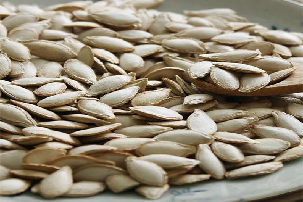 南瓜子可以連殼吃嗎 南瓜子要不要?jiǎng)儦? alt=