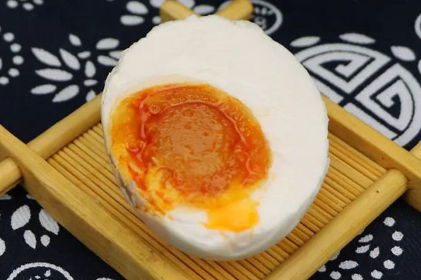 咸鴨蛋和新鮮鴨蛋哪個(gè)營(yíng)養(yǎng)價(jià)值高 咸鴨蛋不好剝殼怎么辦 咸鴨蛋和新鮮鴨蛋哪個(gè)營(yíng)養(yǎng)價(jià)值高 咸鴨蛋不好剝殼怎么辦