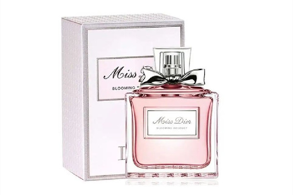 夏天應該選哪種類型香水 夏天香水怎么噴才持久 夏天應該選哪種類型香水 夏天香水怎么噴才持久