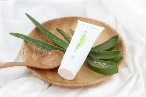 蘆薈膠做手膜可以讓手變白嗎 蘆薈膠做手膜的方法 蘆薈膠做手膜可以讓手變白嗎 蘆薈膠做手膜的方法