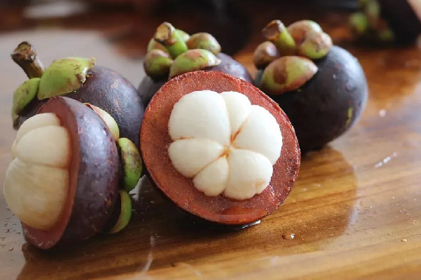 山竹皮是紅色的好還是黑色的好 山竹買大的好還是買小的 山竹皮是紅色的好還是黑色的好 山竹買大的好還是買小的