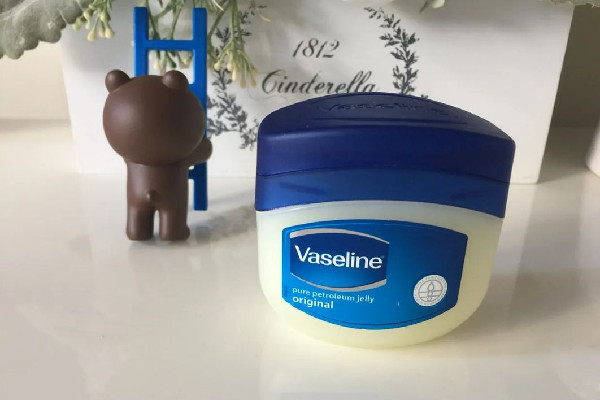 凡士林可以抹在嘴唇上嗎 凡士林不小心吃了怎么辦 凡士林可以抹在嘴唇上嗎 凡士林不小心吃了怎么辦