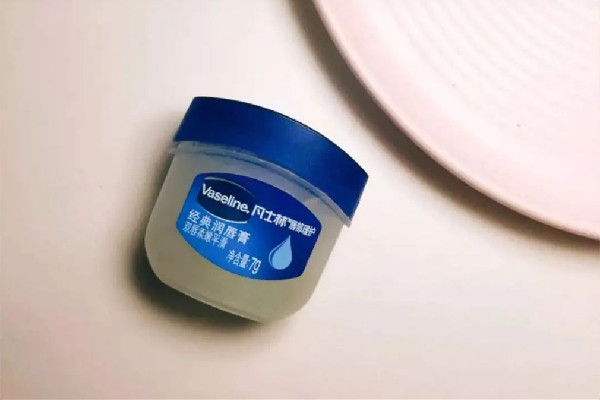 凡士林可以抹在嘴唇上嗎 凡士林不小心吃了怎么辦 凡士林可以抹在嘴唇上嗎 凡士林不小心吃了怎么辦