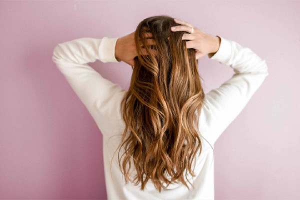 頭發(fā)軟化后還可以蓬松嗎 頭發(fā)軟化后毛躁卷曲怎么辦 頭發(fā)軟化后還可以蓬松嗎 頭發(fā)軟化后毛躁卷曲怎么辦