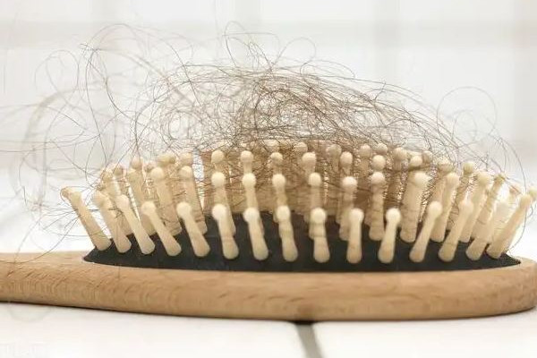 頭發(fā)軟化后還可以蓬松嗎 頭發(fā)軟化后毛躁卷曲怎么辦 頭發(fā)軟化后還可以蓬松嗎 頭發(fā)軟化后毛躁卷曲怎么辦