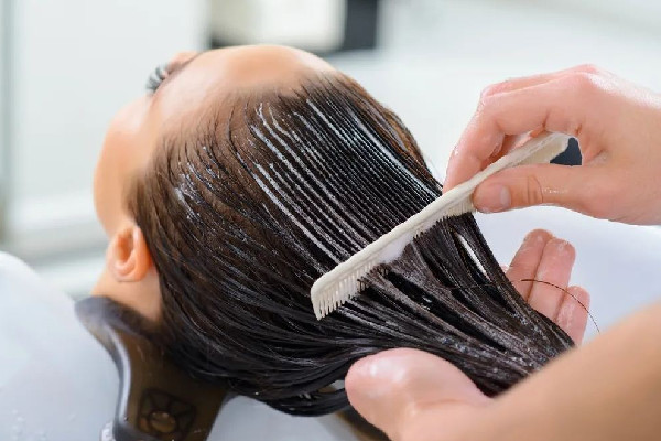 頭發(fā)軟化可以維持多久 頭發(fā)軟化后味道很大怎么辦 頭發(fā)軟化可以維持多久 頭發(fā)軟化后味道很大怎么辦