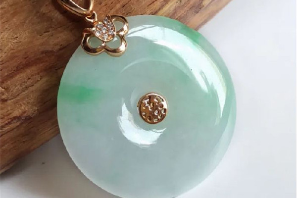 翡翠吊墜要不要開(kāi)光 翡翠吊墜開(kāi)光方法