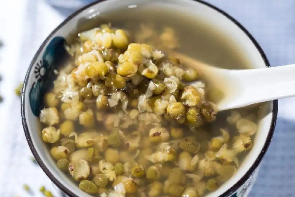 綠豆湯和西瓜可以一起吃嗎 綠豆湯和什么不能同食 綠豆湯和西瓜可以一起吃嗎 綠豆湯和什么不能同食