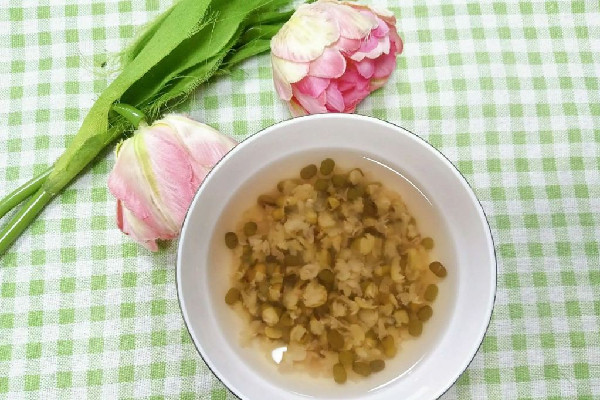 綠豆湯和西瓜可以一起吃嗎 綠豆湯和什么不能同食 綠豆湯和西瓜可以一起吃嗎 綠豆湯和什么不能同食