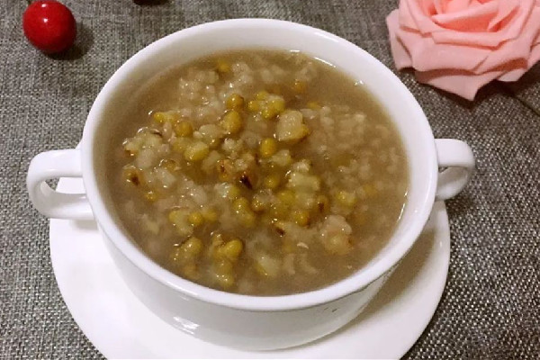 綠豆湯可以冰鎮(zhèn)喝嗎 綠豆湯冰鎮(zhèn)喝好還是熱著喝好 綠豆湯可以冰鎮(zhèn)喝嗎 綠豆湯冰鎮(zhèn)喝好還是熱著喝好