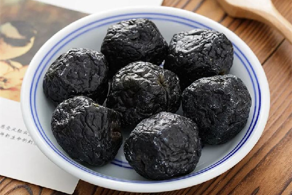 烏梅怎么做酸梅湯 烏梅煮的水是黑色的嗎 烏梅怎么做酸梅湯 烏梅煮的水是黑色的嗎