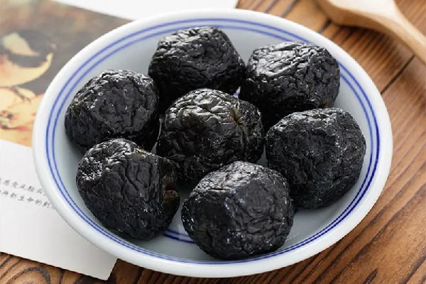 烏梅可以泡酒喝嗎 烏梅泡酒好還是楊梅泡酒好 烏梅可以泡酒喝嗎 烏梅泡酒好還是楊梅泡酒好