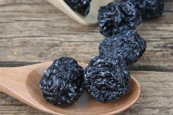 烏梅可以泡酒喝嗎 烏梅泡酒好還是楊梅泡酒好 烏梅可以泡酒喝嗎 烏梅泡酒好還是楊梅泡酒好