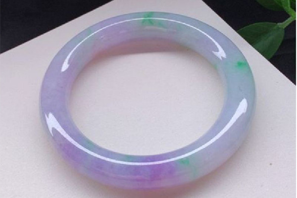 紫羅蘭手鐲用紫光燈照是什么顏色 紫羅蘭手鐲用燈怎么辨別 紫羅蘭手鐲用紫光燈照是什么顏色 紫羅蘭手鐲用燈怎么辨別