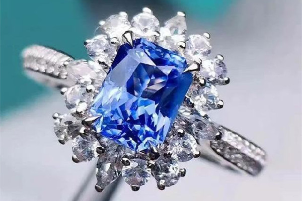 藍(lán)寶石多少錢一克 藍(lán)寶石多少克以上有收藏價(jià)值 藍(lán)寶石多少錢一克 藍(lán)寶石多少克以上有收藏價(jià)值