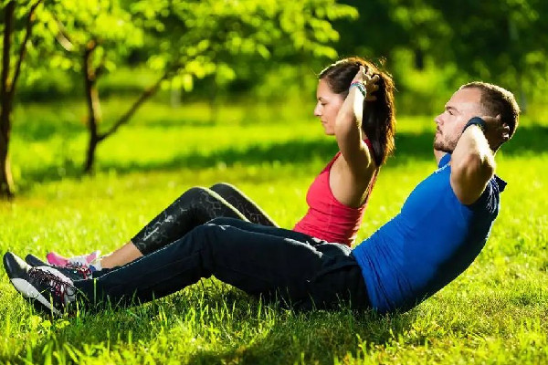 仰臥起坐的正確做法 仰臥起坐一個(gè)人怎么做 仰臥起坐的正確做法 仰臥起坐一個(gè)人怎么做