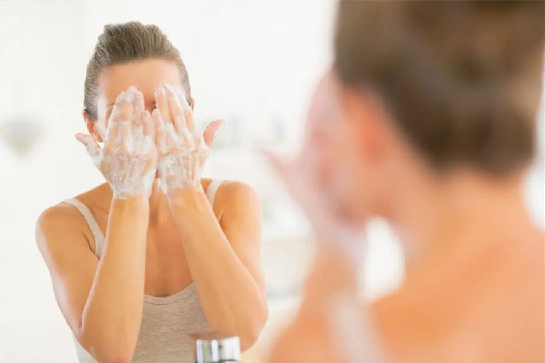 洗臉放鹽和白醋有什么作用 洗臉放什么東西對皮膚有好處 洗臉放鹽和白醋有什么作用 洗臉放什么東西對皮膚有好處