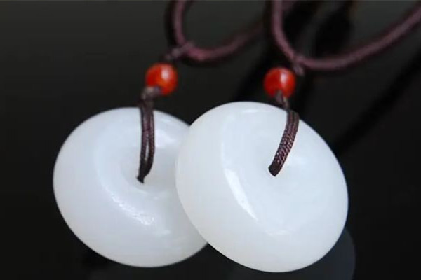 和田玉不戴時(shí)如何保養(yǎng) 和田玉戴在手上有涼涼的感覺(jué)嗎